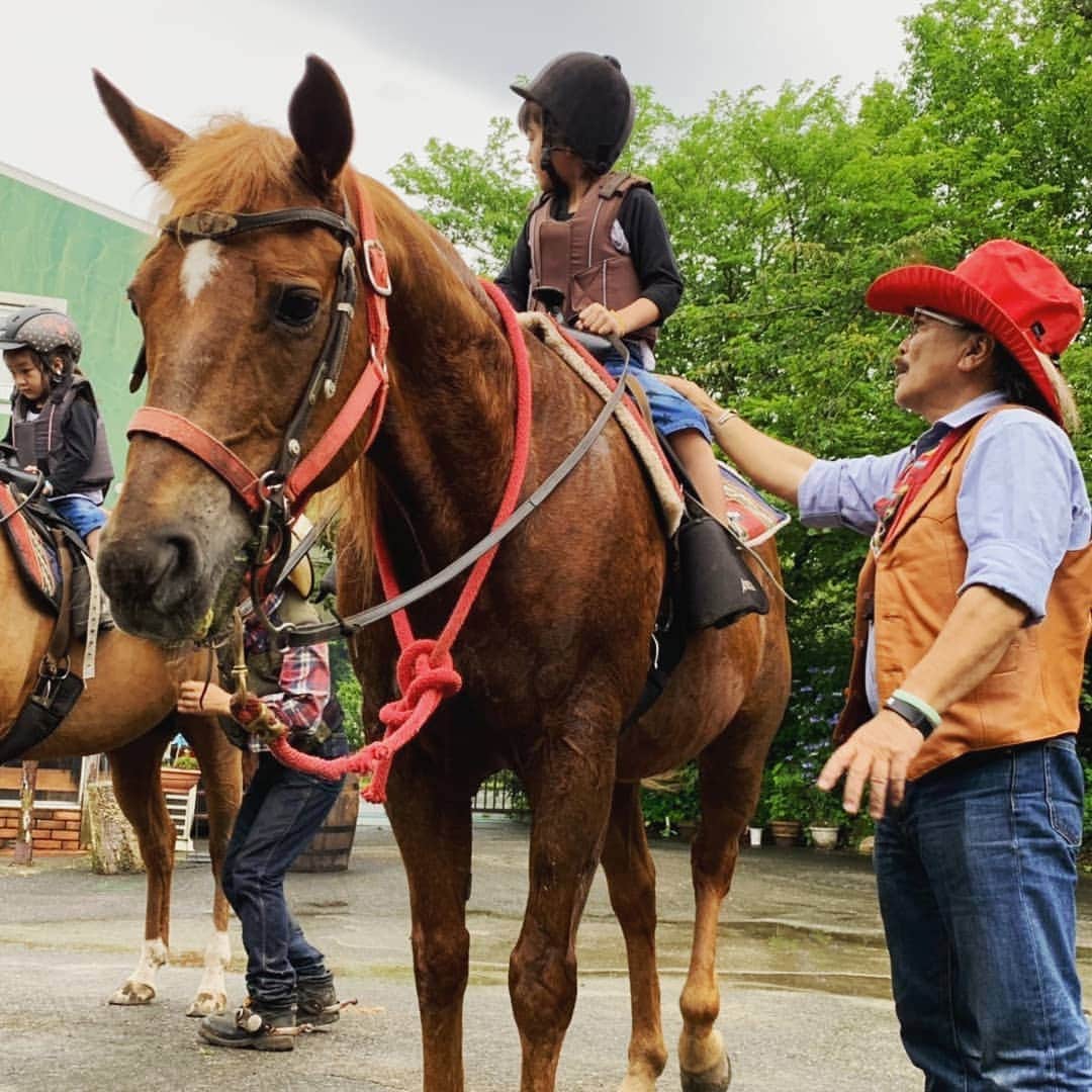 西山茉希さんのインスタグラム写真 - (西山茉希Instagram)「お馬さんと過ごす二日間。 怖がってしがみつくスタートから、 ニッコニコでお散歩して、 人参あげるまで仲良しになれたね。  #乗馬体験 #はじめましてのお馬さん #ふれあい  乗ったら楽しさに変化した2人の姿が、めちゃナイスだった。  #☺️☺️☺️ 『あーたのしかった♪』 シンプルな言葉が何よりも嬉しい。」7月21日 16時25分 - maki.nshiyama50