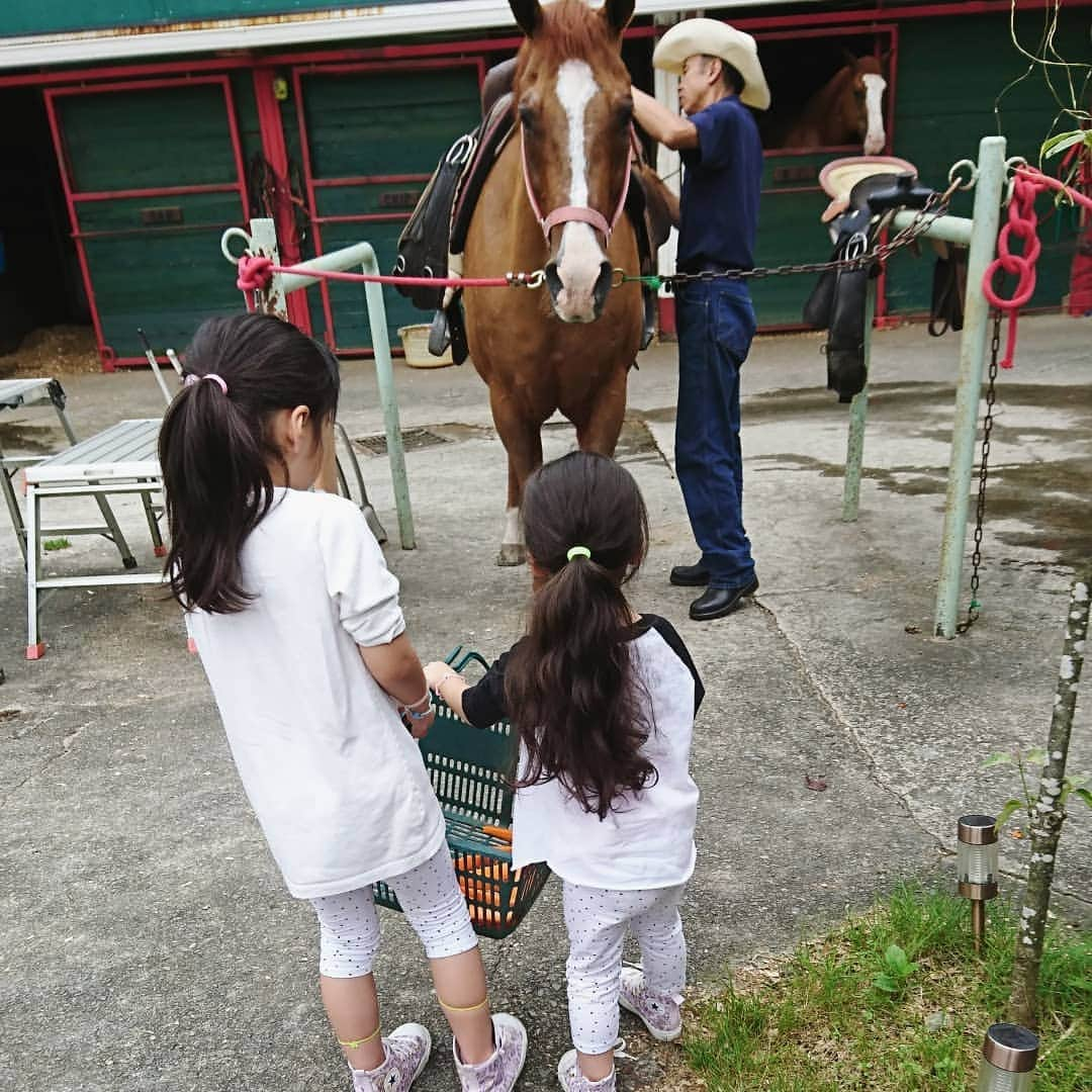 西山茉希さんのインスタグラム写真 - (西山茉希Instagram)「お馬さんと過ごす二日間。 怖がってしがみつくスタートから、 ニッコニコでお散歩して、 人参あげるまで仲良しになれたね。  #乗馬体験 #はじめましてのお馬さん #ふれあい  乗ったら楽しさに変化した2人の姿が、めちゃナイスだった。  #☺️☺️☺️ 『あーたのしかった♪』 シンプルな言葉が何よりも嬉しい。」7月21日 16時25分 - maki.nshiyama50