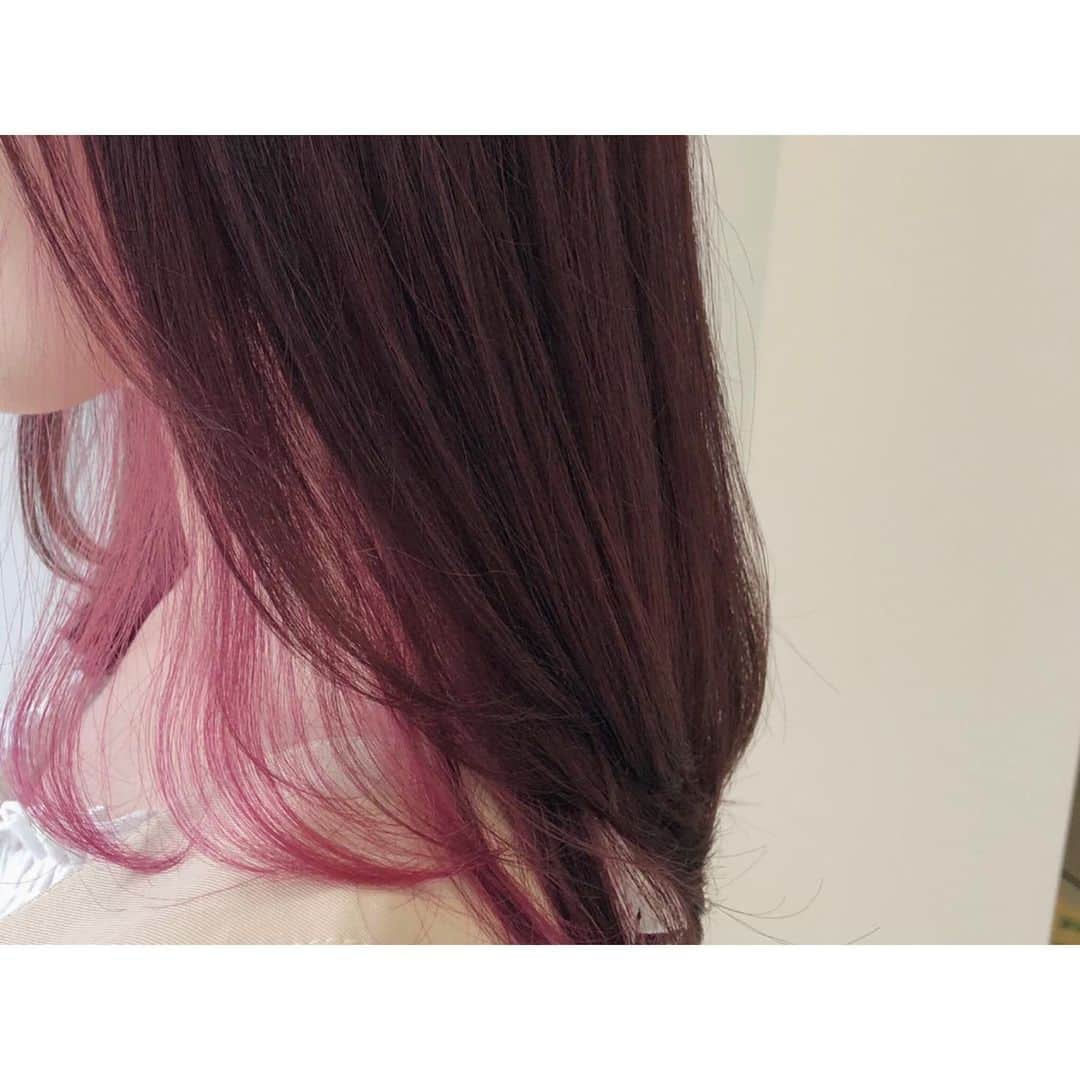 松村芽久未さんのインスタグラム写真 - (松村芽久未Instagram)「﻿ #Newhaircolor 💇‍♀️❤️﻿ ﻿ ﻿ ﻿ 顔合わせ前に(@shizuka0211 )さんにいつもどうり﻿ お任せで染めて貰いました！！﻿ ﻿ インナーカラーまだ楽しみたくて﻿ 新カラー剤のピンクで入れてもらいました！﻿ 柔らかくて派手すぎず好みすぎる🥺﻿ ﻿ ﻿ 全体はいつもお任せのピンク仕上げです！﻿ ﻿ ﻿ #haircolor #hair #pink #innercolor」7月21日 16時29分 - m.egu0626