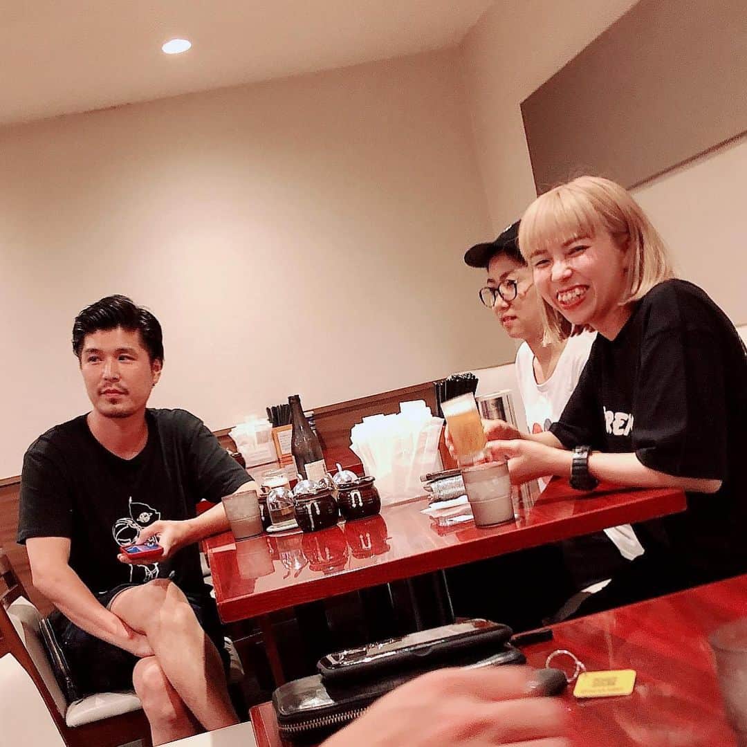 澤村小夜子のインスタグラム：「最後のツアーを一緒に回ったチームスタッフ😼✨ . ①なりたけラーメンを待つかっしー、ミナミ、このみ ②狭い機材車でも楽しそうなミナミとこのみ ③全箇所PAをしてくれたお茶目な西さん ④モニターをやってくれたヤギーと、相合傘がご不満なこのみ笑 ⑤DANCER IN THE HANABIRAのMV撮影にて 幸子の前に変顔で割り込むかっしー (この写真好きでいつか載せたかった笑) . 他にも照明さんがいるのだけど 良く写ってるのが見当たらなかったのでまた今度😂🙏🏻 . . #ねごと #ライブスタッフ #チーム #愛しかない #大好き」