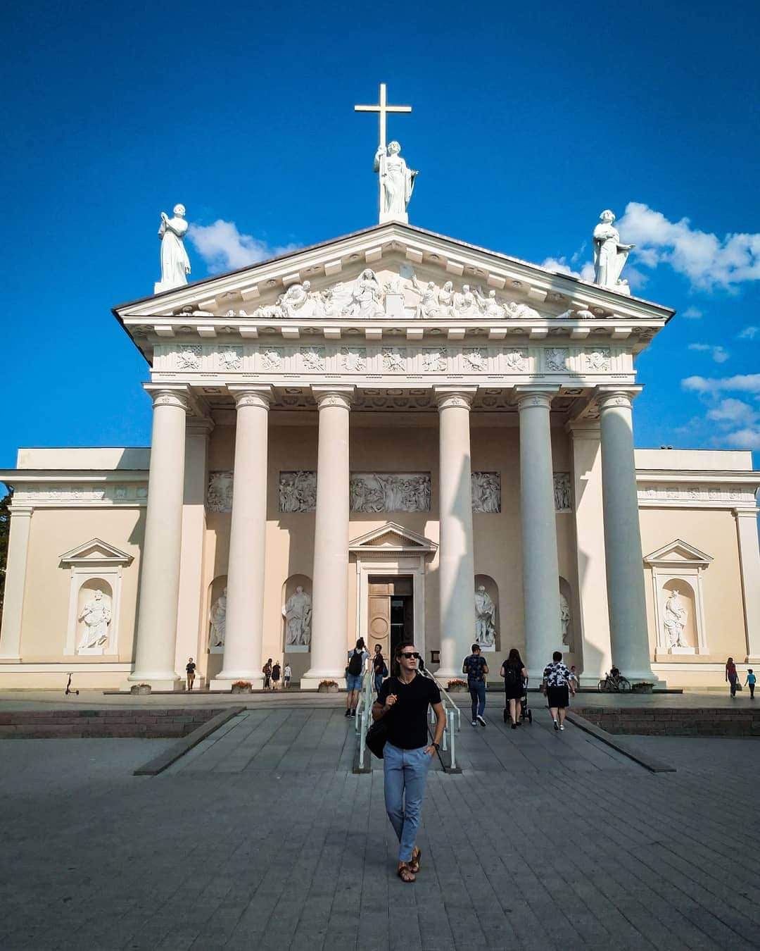 パヴェル・ドローストのインスタグラム：「Labas Rytas Vilnius!☀️🇱🇹🚶🏼‍♂️ . . . #vilnius #lithuania #visitlithuania #weekend #travel #inspiration #city #литва #pablopatinador」