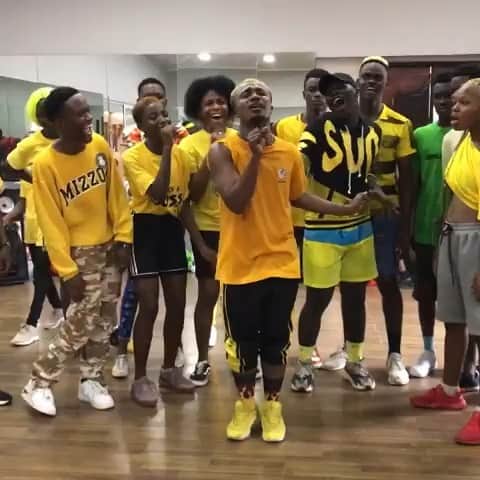メジャー・レーザーのインスタグラム：「🔥🔥🔥🇬🇭🇬🇭🇬🇭 @dancegodlloyd  @guiltybeatz @shattawalenima #beyonce #alreadychallenge」