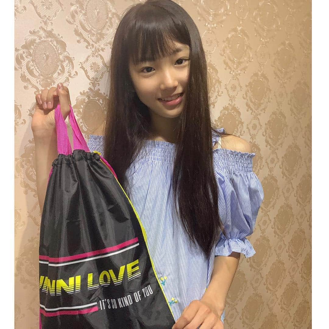 のインスタグラム：「😍プチモのふろくの使い方😍﻿ ﻿ ﻿ 第11弾はココ🕺﻿ ﻿ ﻿ 🌞ココ🌞﻿ ダンスのシューズ入れとしてつかってる♫﻿ ポーチの中にはタングルティーザーと制汗剤を入れているよ！﻿ ﻿ ﻿ #ニコプチ﻿ #ニコプチふろく﻿ #プチモのふろくの使い方﻿ #ジェニィラブ﻿ #ナップサック﻿ #井口虹姫」