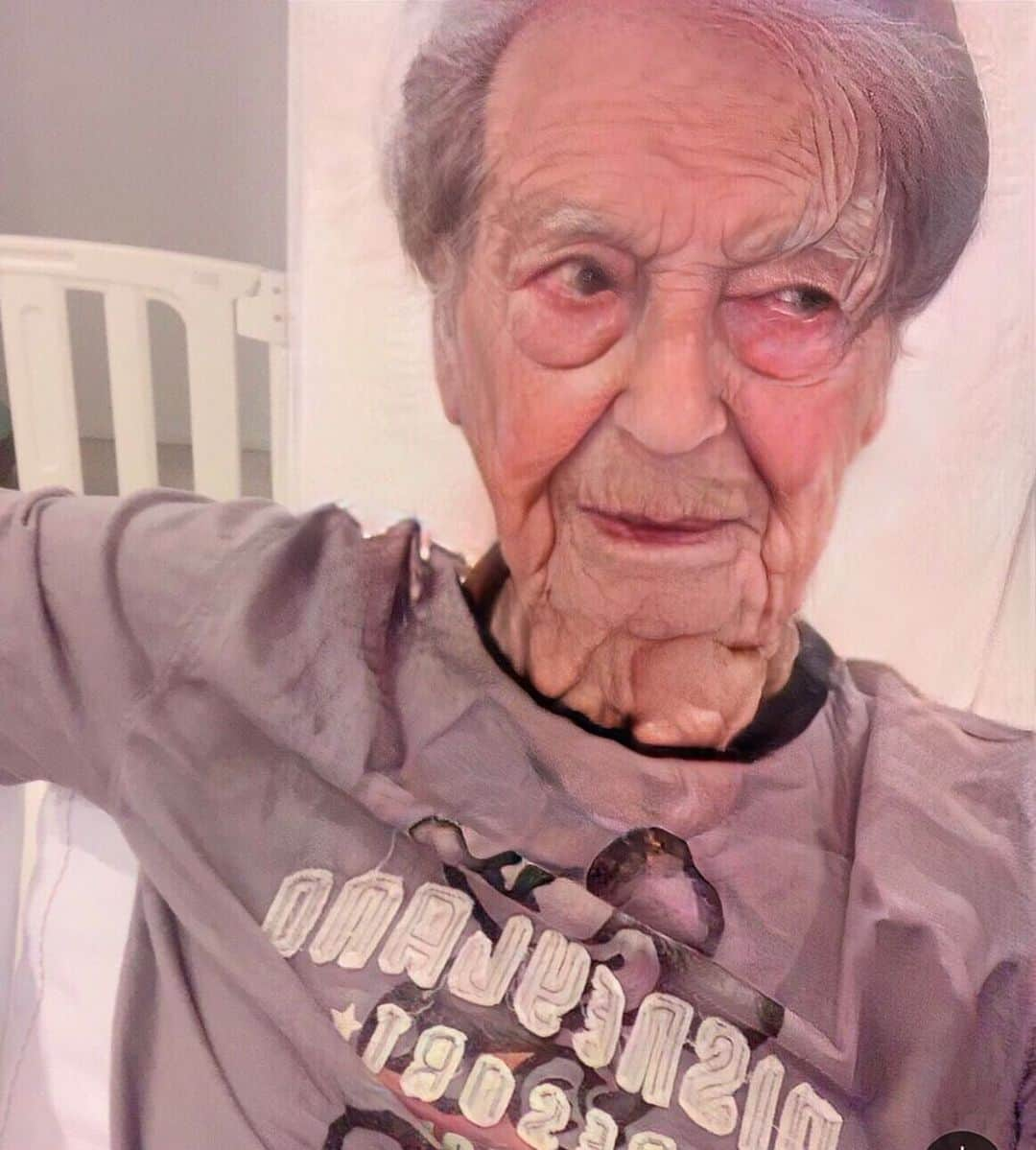 アレクサンダーさんのインスタグラム写真 - (アレクサンダーInstagram)「108歳になっちゃったよ えっへん❤️ まだビンビンかな？ #ビンビンアレクちゃん」7月21日 16時49分 - alexanderfriends