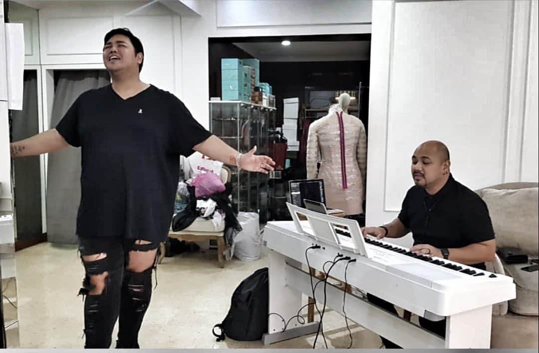 Ivan Gunawanさんのインスタグラム写真 - (Ivan GunawanInstagram)「. “ Practicing my vocal lessons on sunny sunday for my concert  IVAN GUNAWAN LIVE ON STAGE STORY OF MY LIFE with the mentor @juniofernandez . Can’t wait for the show in couples weeks.  For you guys don’t forget to buy the tickets from @tiketcom because it’s gonna be an awesome event “ . . #ivangunawan #practice #vocal #ivangunawanliveonstage #storyofmylive」7月21日 16時49分 - ivan_gunawan
