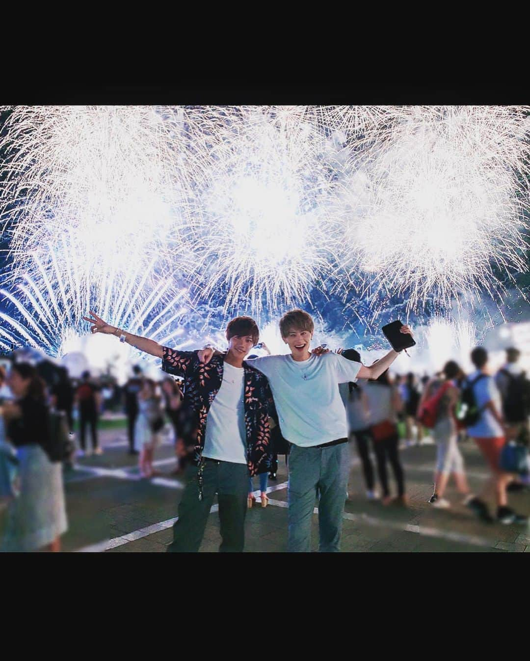 向山毅さんのインスタグラム写真 - (向山毅Instagram)「#starisland #fireworks #music #entertainment  章斗とスタッフさんと #starisland2019 に行ってきました！！ 音楽と花火とエンターテイメント！！ 色んな融合したショーがとても幻想的で、 音楽に合わせた花火がハマっててとても気持ち良かった😆😆 無茶苦茶インスタ映えの写メも撮れました😁✌️🎇笑  #SOLIDEMO #向山毅 #手島章斗 #artist #vocalist #singer #entertainment #LIVE #レインボーブリッジ #豊洲 #tokyo #me」7月21日 16時55分 - take_solidemo