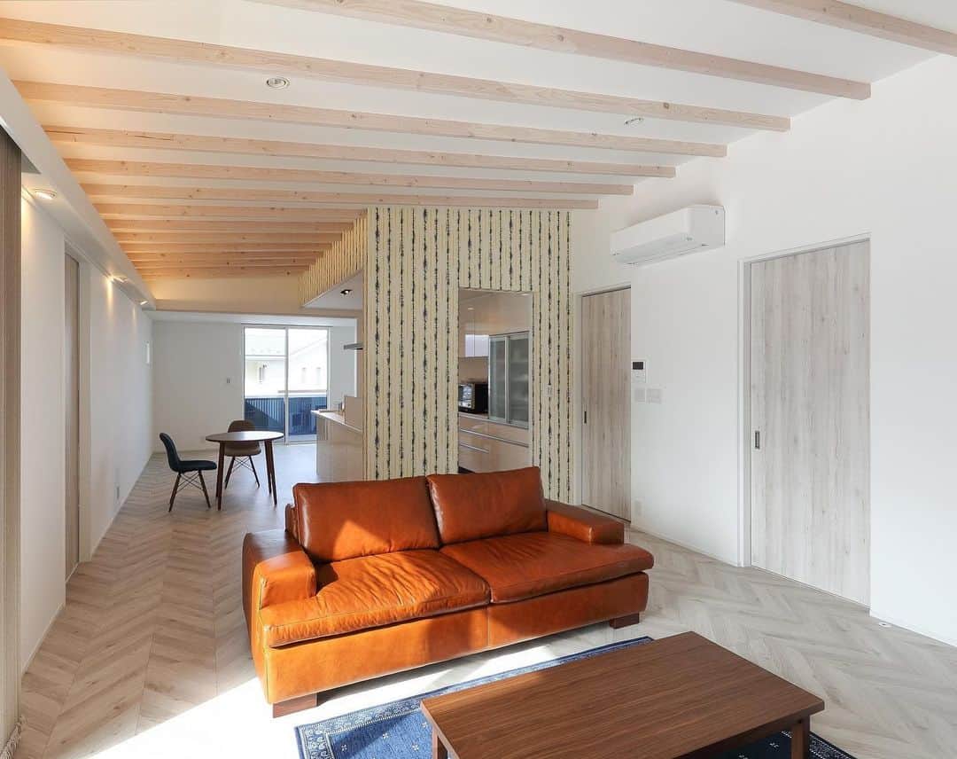 ココチエ建築設計株式会社さんのインスタグラム写真 - (ココチエ建築設計株式会社Instagram)「シンプルなLDK。柔らかな間接照明に化粧梁。お気に入りのソファ。ほっとする我が家。  こちらのお家は、ホームページの施工事例 【  笹賀の事務所兼住宅 】 でご紹介しています。  設計士とつくる高性能デザイン住宅 ココチエ一級建築士事務所 http://cocochie.com/ ---------------------------☆. more　pictures ☞　@cocochie_style ---------------------------☆. #ココチエ #ココチエ一級建築士事務所 #無垢フローリング #アイアン #雑貨 #安曇野市 #松本市 #ガルバリウム #一級建築士 #家族 #家 #暮らし #デザイン #設計士とつくる家 #北欧風 #デザイナーズハウス #注文住宅 #自分らしい暮らし #高気密高断熱 #シンプル」7月21日 8時04分 - cocochie_style