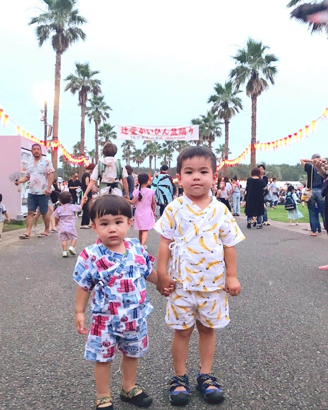 齋藤美波のインスタグラム：「🏮👘🌴 #辻の盆 1日目👣 終わる1時間前くらいに参戦！ 今日はサクッと盆🤪 ・ 屋台が30分くらいは並ぶであろう 行列でチーンってなったな。笑 光るおもちゃを買ってもらって ずーっとテンションあげあげで ずーっと喋ってた😂 よく喋る方の私がうるさって 思うくらい。爆 #親子だな #遺伝子強め ・ 少ししかいなかったけど、 楽しかったわ♥️ 夏、始まりましたね🍧🌻 あとは晴れさん出ておいでー🙌🏽 ・ ・ …………………………………………………… #辻堂海浜公園#辻の盆#盆祭り#夏始まりました#甚平#盆踊り#甚平兄弟#男の子兄弟#大迫兄弟#湘南#海近くの公園#matsuri#japanese#beachside#park#brothers#jinbei#shonan#」