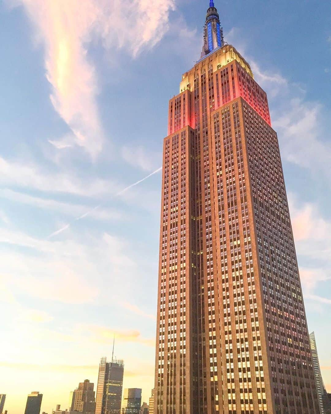 Empire State Buildingさんのインスタグラム写真 - (Empire State BuildingInstagram)「"New York is our last frontier, the place where persons of spirit are drawn as by a magnet." - Anselm L. Strauss 🌈 🌟 . 📷: @lizzieburgerphoto #EmpireStateBuilding」7月21日 8時06分 - empirestatebldg