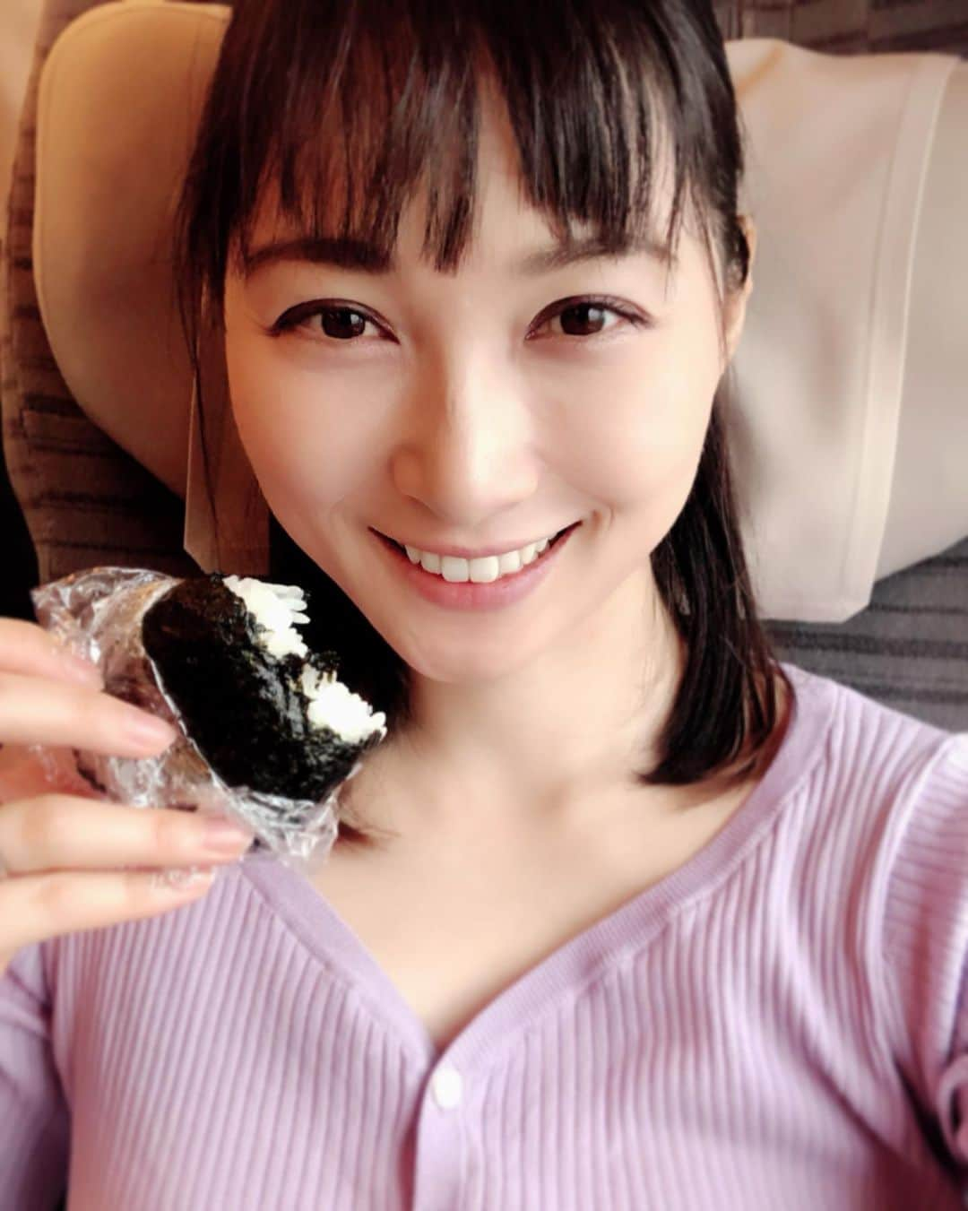 星野涼子さんのインスタグラム写真 - (星野涼子Instagram)「函館に向かってます💕 家族がいる郡山にも寄るため、初めて自分で高速道路を長距離運転して、途中雨や濃霧や道間違えたり大冒険でした😂 友部SAのスタバの外装が雰囲気良い✨  今朝、タケダのユーグレナCMで自分と遭遇😊  郡山からの出発なので新幹線で函館へ！ 朝早いですが結構混んでます😳  函館競馬場や函館のおすすめ情報あったら教えてください✨  #函館 ＃郡山 #友部 #友部SA #友部SAスタバ #スタバ #スターバックス #外観 #外装 #おしゃれ #冒険 #運転 #タケダ #ユーグレナ #星野涼子 #CM #函館競馬場 #高速道路 #japan #starbucks #drive #highway #스타벅스 #일본 #운전 #예뻐」7月21日 8時17分 - ryoko.hoshino