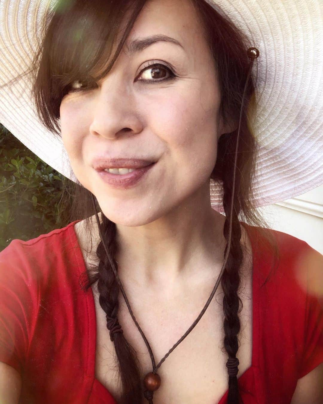 Catharine Mi-Sookさんのインスタグラム写真 - (Catharine Mi-SookInstagram)「I heart you, golden summer afternoon. Even with your humidity and harsh heat wave, you make everything feel like childhood magic again. And I feel most alive in your bask. Plus popsicles. And sun hats. Fireflies and dandelions. Sitting outside in the evening light. And daydreams that have no beginning or end. Oh summer, you have the most delightful way of breathing poetry into life. Thank you for that. ☀️ . . . . . . . . #meetthemakers #selfportraits #meettheartist #artistsofinsta #makeportraits #portrait_shot #embracingtheseasons #igcreative #seekinspirecreate #livemoremagic #sunhats #summerhats #vintagelife #vintagegirl #vintageinspired #everydaymagic #magicmoments #slowlifestyle #ofwhimsicalmoments #livesimple #myseasonalstory #aseasonalshift #slowlivingforlife #inspiremyinstagram #slowliving」7月21日 8時26分 - catharinemisook