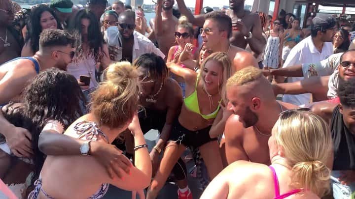 ファンクマスター・フレックスのインスタグラム：「101 Degrees! Bikini Yacht Party! The Jason Experience! Heat don’t stop us! Heavy @ciroc ! Great vibe today! @litdigitaldjs Vid Via: @djhrnyc」