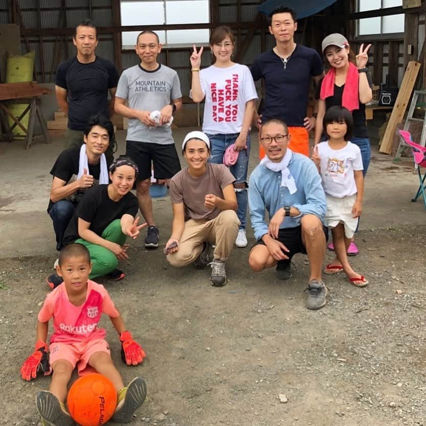 のインスタグラム：「昨日は、大学の同級生がご自宅を建築中で、その過程の中で木材に柿渋を塗るところをお手伝いに行きました♥️設計事務所【きらくなたてものや】さんでは、自然木材で伝統的な工法で家を建ててくれます。また、できあがる空間としての家だけでなく、みんなで楽しむ家づくりの素敵な時間をたっぷり味わってほしいという思いから…ワークショップという形で「柿渋塗り」「竹伐り」「土壁塗り」を体験出来るんです。 何十本という木材に柿渋を塗るのは大変でしたが…だんだん皆の手も慣れ、要領を掴むと…後半はあっという間に作業終了～😆💦 みんなでワイワイ、奥さんの手作りご飯は最高で、子どもちゃん達の楽しむ姿が微笑ましかったです。大学から20年以上経つけど…みんな全然変われへんし、面白すぎた😂どんなお家が建つのかな～楽しみです♥️ #きらくなたてものや  #新築 #柿渋塗り #お手伝い #ワークショップ #設計事務所 #同級生 #楽しかった #家づくり #日本家屋 #japan  #madeinjapan」