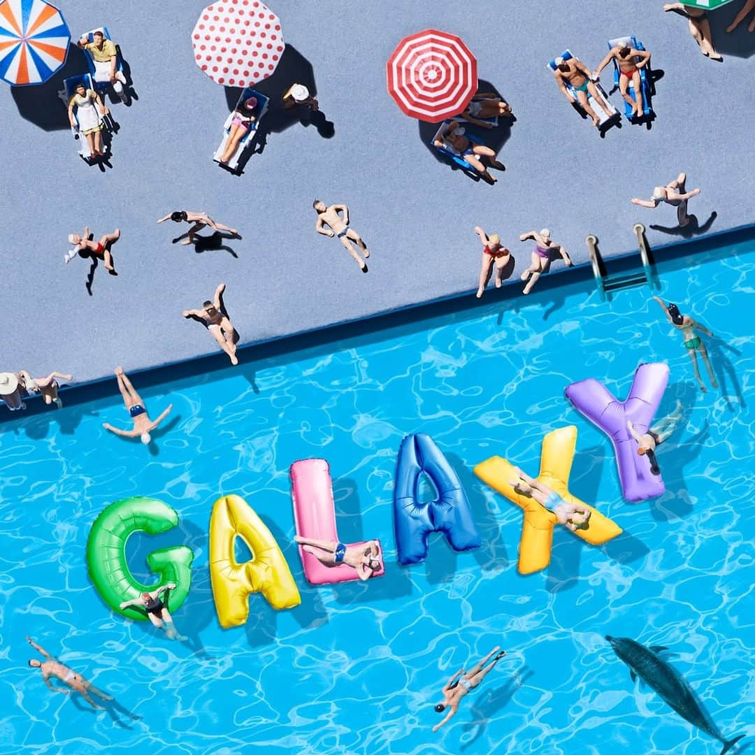 Galaxy Mobile Japanさんのインスタグラム写真 - (Galaxy Mobile JapanInstagram)「ミニチュアプールは今日も大賑わい🏖いろんな人が遊びに来ています！拡大してよく見てみると… Galaxyの浮き輪は、どんな乗り心地？スマホを使っている人や、日焼け中の人。よく見ると、悪さをして追いかけられているいたずらっ子も…😏 皆さんはどんな人を見つけましたか？コメントで教えてください💬 ・ ・ ・ #ミニチュア #ハンドメイド #プール #ジオラマ #プール開き #プール遊び #Galaxyカメラ部」7月21日 9時00分 - samsungjpn