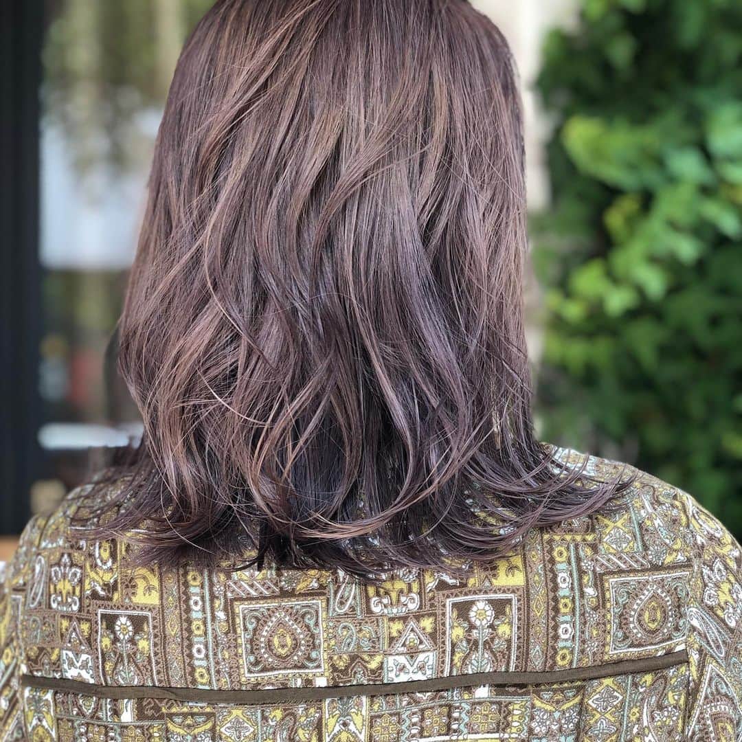 【北堀江・美容室 peaks hair】のインスタグラム：「ラベンダーグレージュ  抜けるとホワイト  ダブルカラー  ファイバープレック  イルミナカラー  #peakshair #ピークスヘアー#堀江#北堀江#美容室#Instagood#Instahair#hairstyle#Instafashion#イルミナカラー#小顔#美意識#おしゃれな人と繋がりたい#おしゃれ#お洒落#ヘアアレンジ#ヘアスタイル」