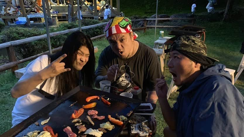 DUTTCHさんのインスタグラム写真 - (DUTTCHInstagram)「焼来肉ロックフェスにて、 KYONO BANDでした🤘  大自然の中、泥まみれになりながらも みんなの熱い声で、 感情ドラムのパワーがさらにあがりました🤘  感謝。  もちろんLive後は、美味しく焼肉も 頂きました🥩  そして、当然の事ながら  ドラマー集まりました(笑)  #焼来肉ロックフェス  #kyono #kazuya #hiromitsu #miroku #duttch #bunta #アニキ #moai #えいじ #イチロー #ニッチロー #zoom #Q2n」7月21日 9時15分 - uzmkduttch