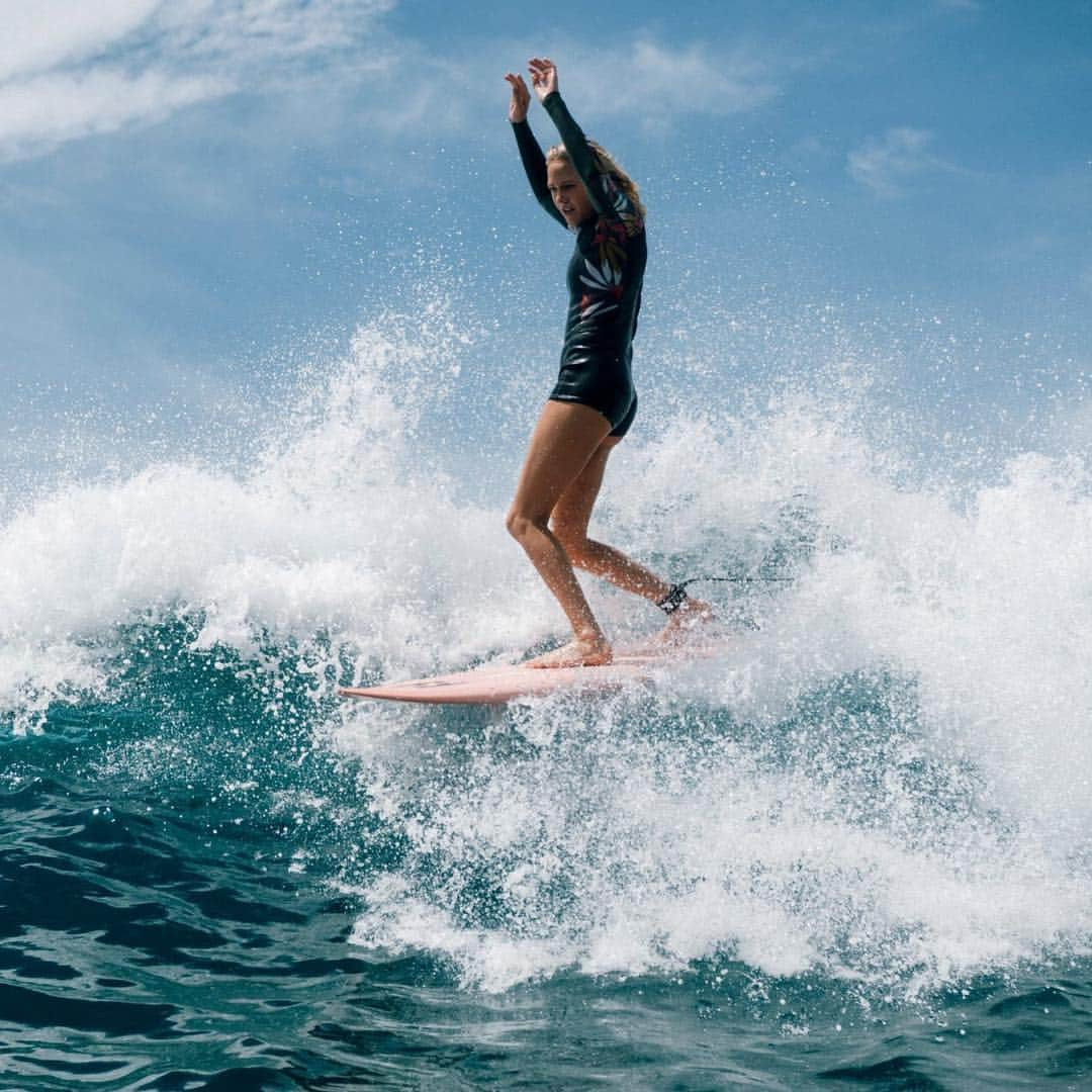 BILLABONG WOMENSさんのインスタグラム写真 - (BILLABONG WOMENSInstagram)「Hands up for the weekend @lauraenever」7月21日 9時16分 - billabongwomens