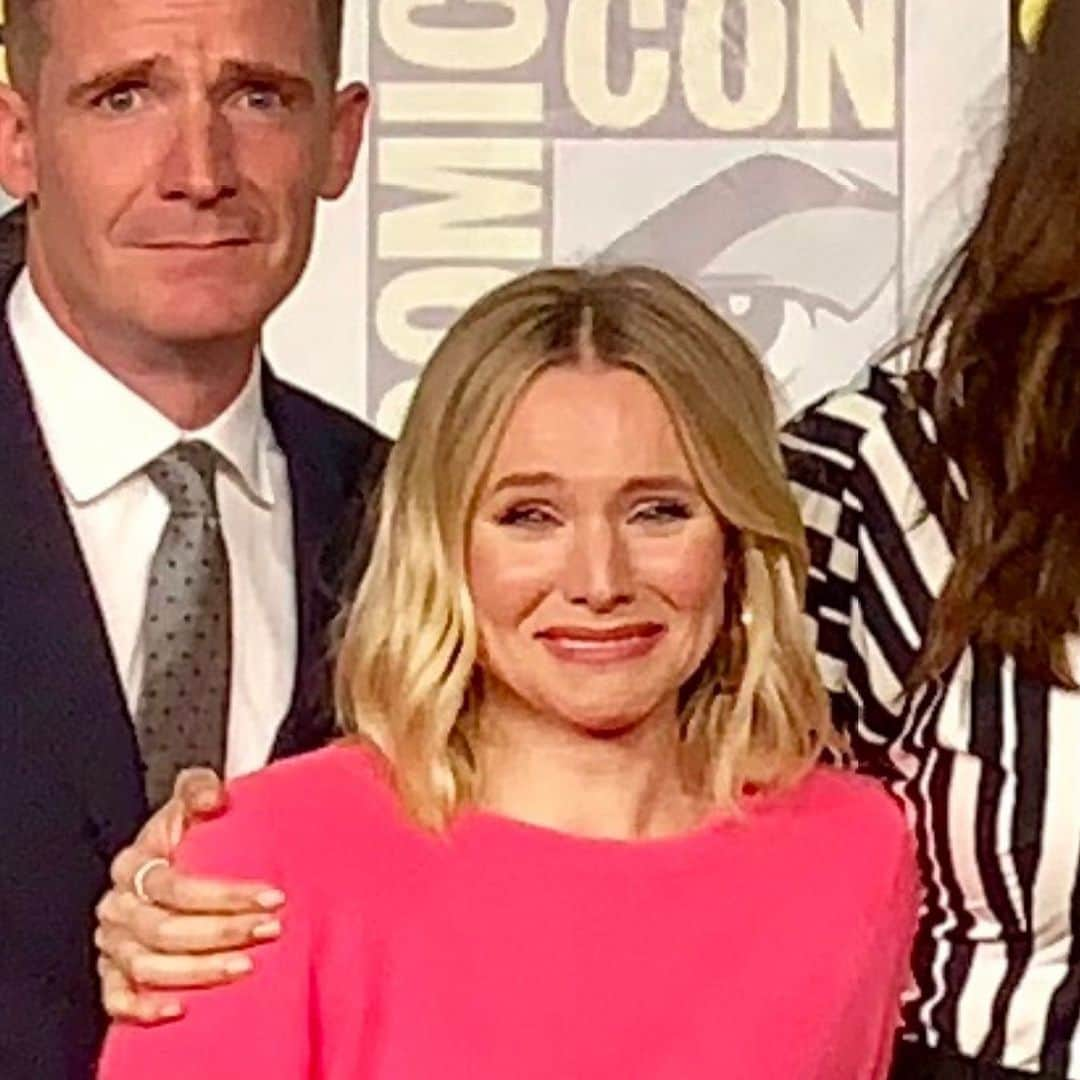 クリスティン・ベルさんのインスタグラム写真 - (クリスティン・ベルInstagram)「Smiling in a group shot is easy. Openly weeping in a group shot takes confidence, and juuuust sprinkle of crazy. #sdcc2019」7月21日 9時17分 - kristenanniebell