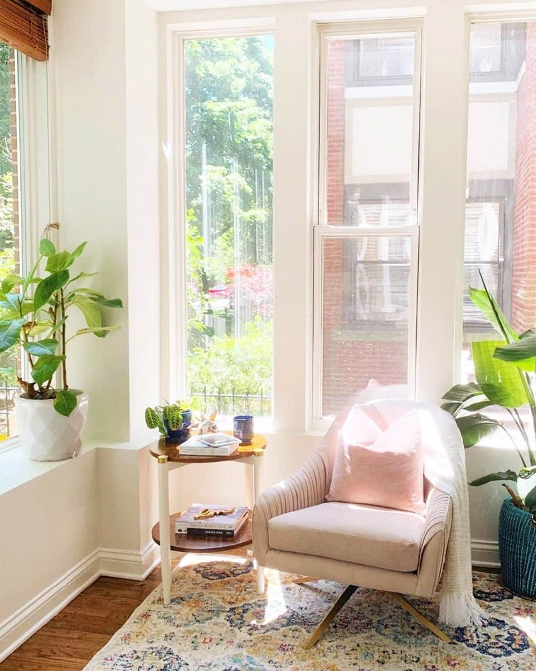 west elmさんのインスタグラム写真 - (west elmInstagram)「All you need in life is a @roarandrabbit chair and some good sunlight. ☀️👌 #perfectweekend views from @laurenbinteriors! Share your style with @westelm. #mywestelm #summerreading #readingnook #sunroom #roarandrabbit #summer」7月21日 9時28分 - westelm