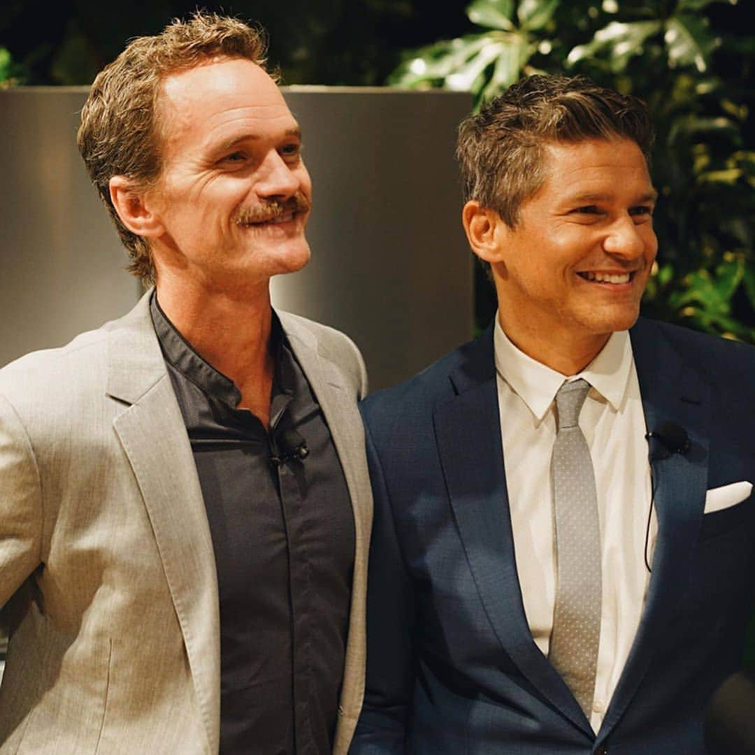 ニール・パトリック・ハリスさんのインスタグラム写真 - (ニール・パトリック・ハリスInstagram)「Happy Saturday! 😊 Have an amazing weekend! ❤ #neilpatrickharris #davidburtka #nph #db #tagsforlikes #actors #lovethem #handsome #chef #repost #couple #husbands @nph @dbelicious 💚💙💚💙 [Repost from @tooomuchfoood]」7月21日 9時28分 - instagranph