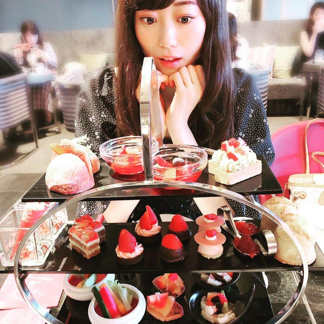 鈴丘めみのインスタグラム：「えっちゃんデート💕目的はTHE GRAND  GINZA  LOUNGでのstrawberry afternoon🍓いちご尽くしに種類豊富な紅茶の飲み放題で至福な時間でした😊  #銀座six  #afternoon #Girls #strawberry  #lounge」