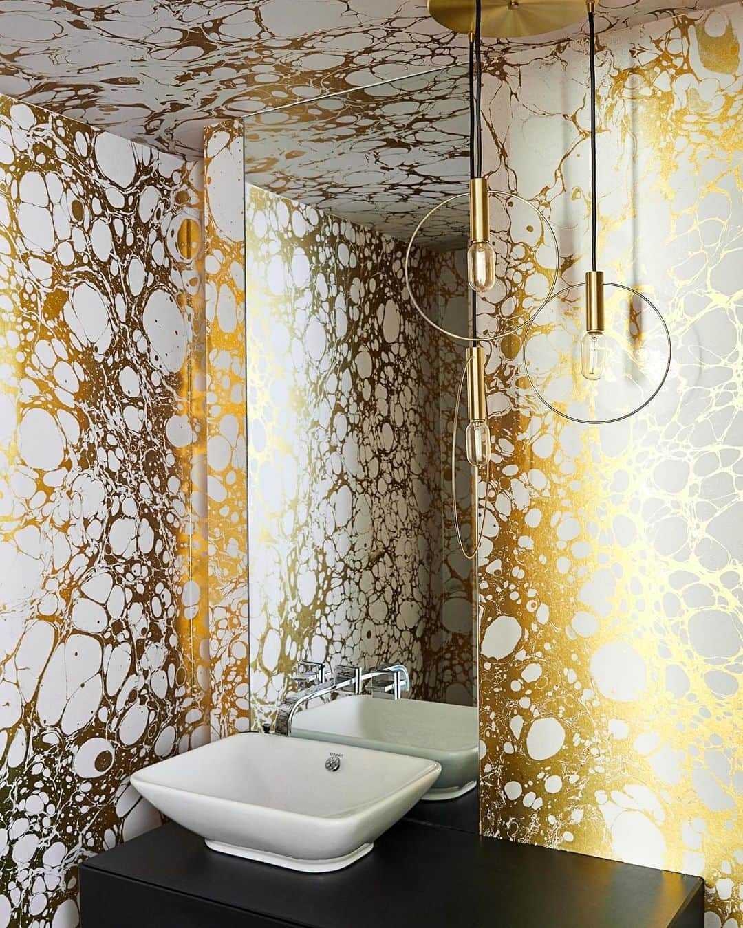 Homepolishさんのインスタグラム写真 - (HomepolishInstagram)「We’re considering copying this powder room for our Saturday night party look. Think big gold hoops and a shimmering shirt we can shimmy in. Are we the only ones letting wallpaper influence our wardrobe choices? Design by @pipandpencil / Photo by @ChristianTorresPhoto」7月21日 9時25分 - joinfreddie