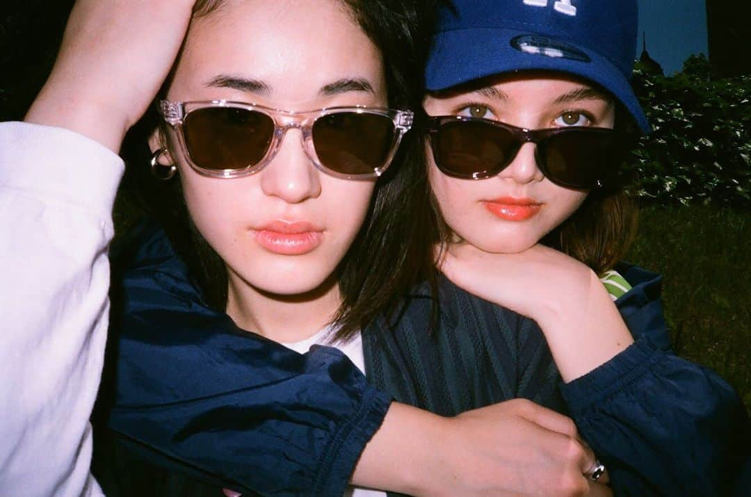 JINS公式さんのインスタグラム写真 - (JINS公式Instagram)「JINS SUNGLASSES 19SS 「Like a Aaliyah」 . styling: @baggiojt photo: @harujinushi hair&make-up: @morita_kohei0409 models: @hrkhrks @ayano_nakano @rp_ryo @3ae_h___ @soph.ii @_boogie.man @ryoooo____7 . Supported by @zipperjp and @jins_japan . . . . #ジンズ #JINS #sunglasses #neweyewear #eyewear #summerfashiontrends #fashiongrams #19ss #sunglasseslove #サマーファッション #夏コーディネート #90sfashions #90年代ファッション #サングラス女子 #ジッパー #サングラス #サングラスコーデ #サングラス必須 #グラサン #さんぐらす #キャップスタイル #帽子女子 #キャップ帽 #帽子コレクション #帽子が好き #🕶☀️ #🕶🕶 #🕶」7月21日 9時36分 - jins_japan