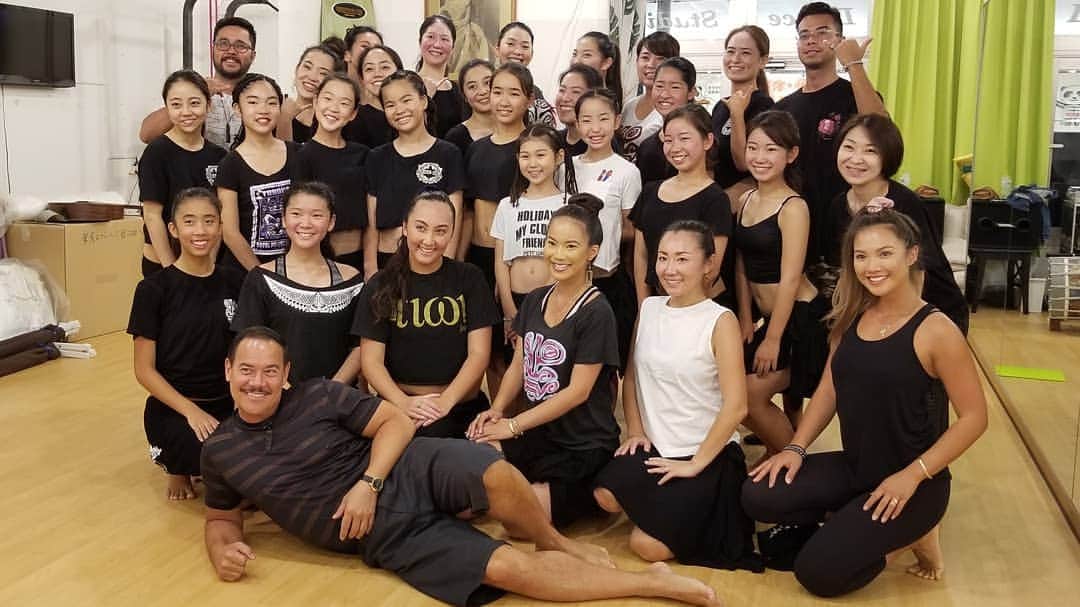 瀬川慶のインスタグラム：「@tunuisroyalpolynesians @tunuis_orama_dance_studio are ready!  今回の目的はタヒチアンダンスのエキシビション出演!楽しみー! #hawaii #aloha #tuamotuapi #tatauraa #ハワイ #アロハ #タヒチアンダンス #リハーサル #へレヒア」