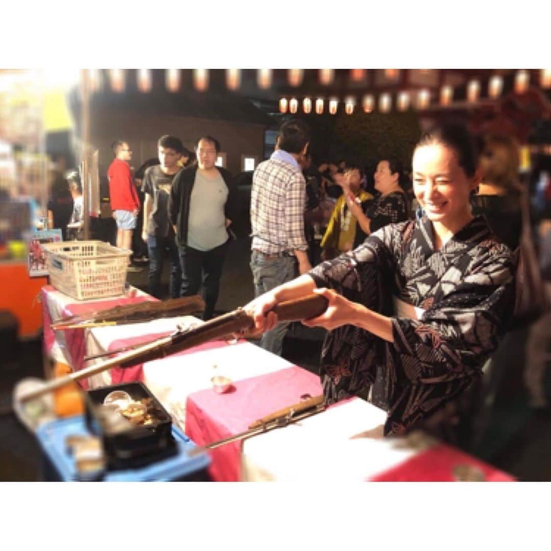竹中友紀子のインスタグラム：「#アンティーク着物  先週遭遇した #盆踊り大会 にて。 これまた数10年ぶりの #射的 。 全く当たらない^^; 数発オマケしていただいた挙句、最終的にはオマケのミルキーいただきました。  #きもの浪漫 #tento #アンティーク浴衣 #浴衣コーデ #大人の浴衣 #絞りの浴衣 #夏祭り #夏の思い出 #着物好きな人と繋がりたい #竹中友紀子」