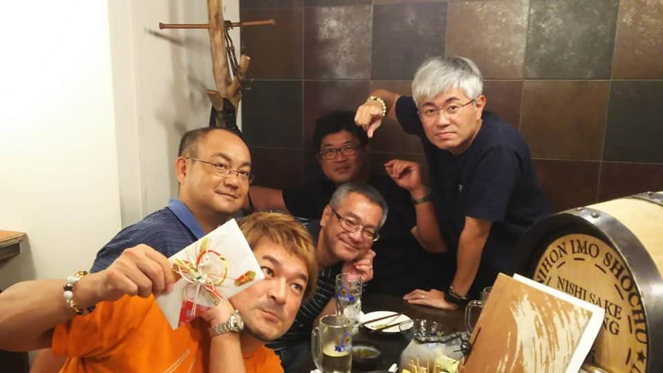 のインスタグラム：「おはようございます。 昨日のモアイメンバーから、結婚おめでとうのご祝儀。  のあと、マシマロに行ったら那覇ミート松田さんから結婚おめでとうプレート！デカイ！たぁかぁさんにご馳走になりました。ありがとう！  のあとウチで広島銘菓のバターケーキ。食べ過ぎました。  さあ本日はよしもとで今日のライブ「サゴテン団」のリハーサルから。本番は19:30です。みなさん遊びにきてくださいね！  ということでみなさん一日よろしくお願いします^_^」