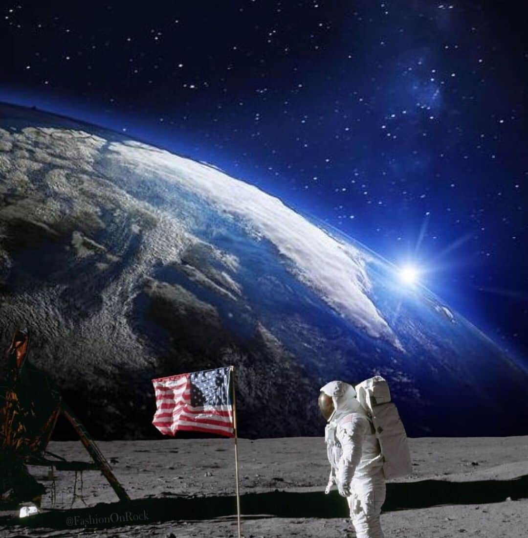カリーヌ・ロワトフェルドのインスタグラム：「The man on the moon🌏. And the dream come true, 50yearsago🌚」