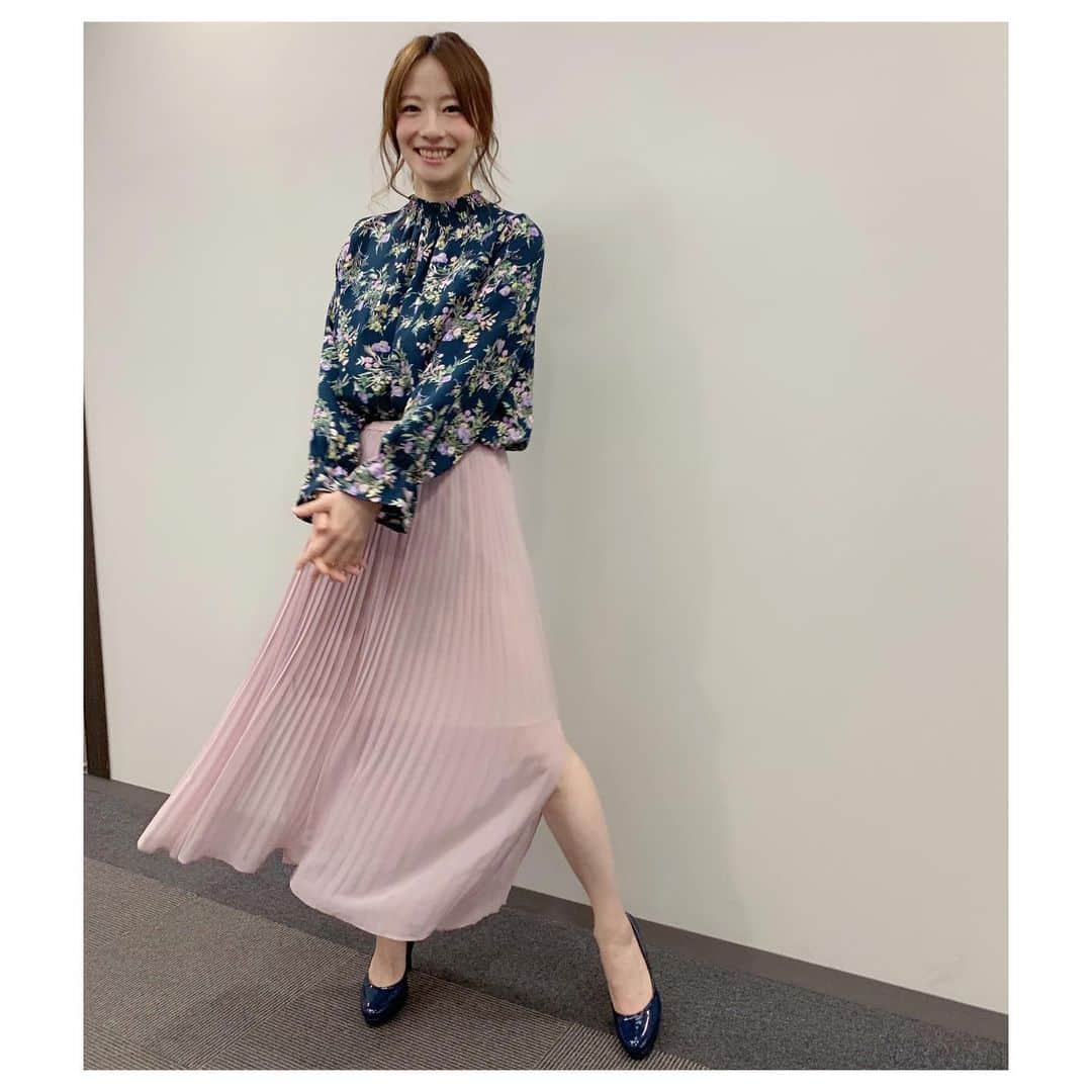 宮島咲良さんのインスタグラム写真 - (宮島咲良Instagram)「ㅤㅤㅤㅤㅤㅤㅤㅤㅤㅤㅤㅤㅤ TOKYO MX『BE-BOP SPORTS』(2019.2.4)のお衣装です☻ ㅤㅤㅤㅤㅤㅤㅤㅤㅤㅤㅤㅤㅤ 少しスリットの入ったスカートかわいい好き💕 透け感も良きだし、花柄トップスも甘すぎず素敵でした◎ ㅤㅤㅤㅤㅤㅤㅤㅤㅤㅤㅤㅤㅤ #衣装戦隊ミヤジマン #衣装 #fashion #ファッション #ootd #ootdfashion #コーディネート #codinate #tokyomx #bebopsports #宮島咲良」7月21日 9時55分 - sakura_miyajiman