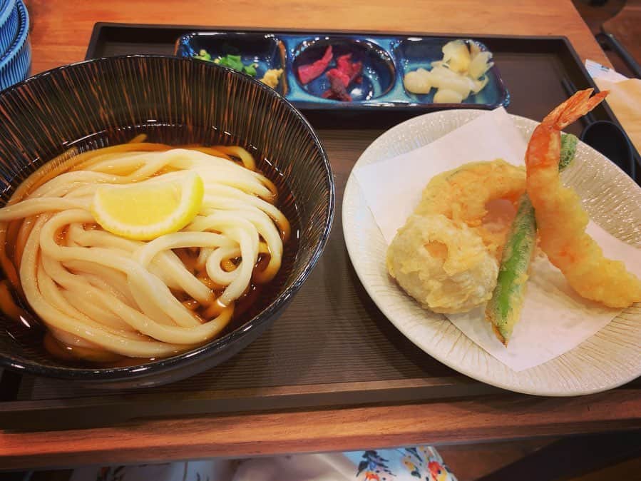 由井香織のインスタグラム：「今回は知人の讃岐うどん屋さんが韓国にも出店したということで見に行ってきました💗💐こっちの労働事情も見ておきたかったのもあり🐰 ここ水原は高級住宅街で、この飲食店街がオシャレすぎて圧倒🥺💖設置してあるものがいちいちこだわってる👻 この空間にこの機会に来れてよかった💋  #韓国 #水原 #スヲン」