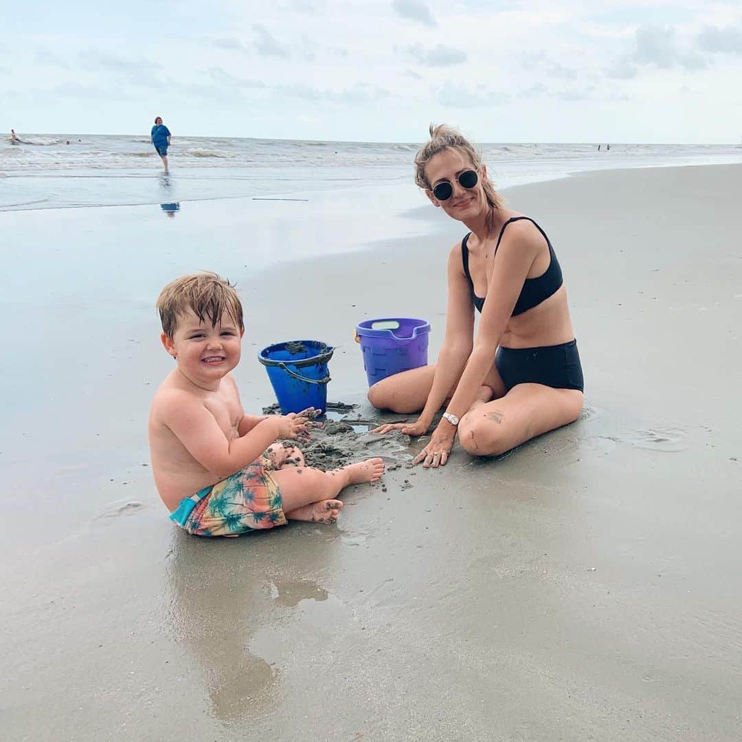 Anna Jane Wisniewskiのインスタグラム：「So much has happened since we returned from vacation over the 4th that I sort of forgot that we had such a good time.  We took on a ton of home projects that started simultaneously when we got back (not really on purpose, it just happened) and our home was literally uprooted (giant landscaping project = dirt yard for over a week and waterproofing of basement = construction, dust, tearing up of basement). And most importantly, we lost our beloved Jerome. I’d like to say I’m ready for things to calm down, but do they ever really? I like to stay busy and right now, I’m focused on @shoponethird .  A little flashback, though, to simpler times when our house and home wasn’t in disarray. We had a lot of fun with my big sister’s fam in South Carolina! There’s nothing my boys love more than cousin time and wet sand 😬」