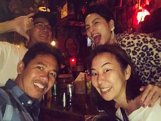 桃生亜希子のインスタグラム：「大阪に引っ越した友達の家に息子、初のお泊まりをすることに。  夫婦で夜出かけたのは何年ぶりだろう？  旦那さんが友達と5年前に行ったRolling Stoneのバー「Fanny Mae」に連れて行ってもらう。  そこから5分の所にいたバリに住んでる友人夫婦とまさかの大阪ナイト❤️ #息子一歩成長 #ありがとう #fannymae」