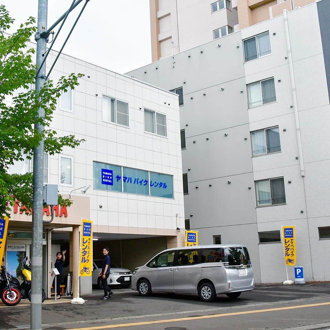 ヤマハ バイクさんのインスタグラム写真 - (ヤマハ バイクInstagram)「#ヤマハバイクレンタル札幌店 〒060-0031 北海道札幌市中央区北1条東7丁目10-35 TEL：011-211-1758 営業時間　10:00 ～19:00 定休日　毎週水曜日 #札幌駅から南東に徒歩約15分 #時計台や大通公園などプチ観光しながらお越しいただけます #1階入り口から2階に上がってください #フィッティングルームもあります #レンタルしたウエア類の着替えも可能です #スタッフ吉成さん談 「札幌駅からアクセスがいいという立地もあって、数日間の北海道旅行のうち、1日をバイクで楽しみたいという方の利用が多いようです。天気によってスケジュールを前後したいという要望にも、レンタル車両の空き状況次第で、お応えしています」 「今回は短時間で、今の季節の北海道らしさを手軽に味わっていただけるコースとして"うに"をおすすめしましたが、レンタル日数やレンタル車両、出かけたい方面、やってみたいことなど、利用される方のご意向に合わせて、いろいろな提案が可能です。お気軽にお問い合わせください」 #おいしそうな写真がたくさん #いつかは北海道ツーリング #バイクで北の大地を走ることができて感無量 #北海道ツーリング #北の大地 #レンタルバイク #YAMAHA #MT25 #MT07 #XMAX」7月21日 10時05分 - yamaha_bike