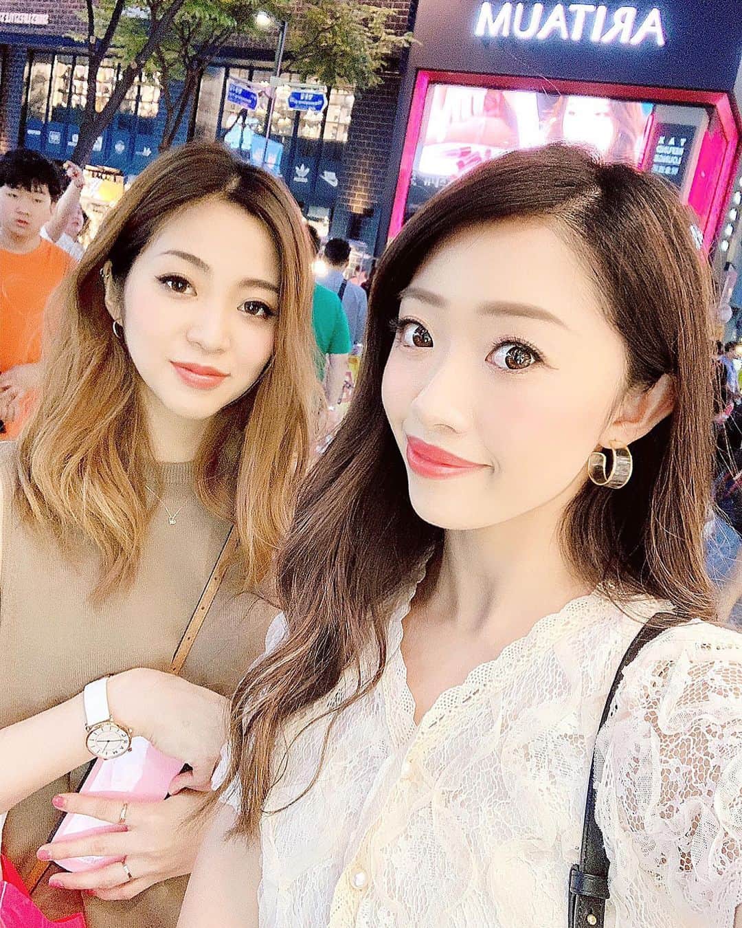 のインスタグラム：「＊ 今回初めて #弘大 に行ったんだけど💕 路上ライブ🎤見れたり お買い物も出来るし🛍 また違う雰囲気で楽しすぎた😘 それにしても韓国広くてすぐ迷子ww ・ ・ #korean#travel#make#code#camera #tabijyo#instagood#instacafe #l4l#like4likes#followme #韓国#韓国旅行#メイク#コーデ #カフェ巡り#海外旅行#カメラ女子 #たくさん歩いて#たくさん食べた  #タビジョ#いいね#いいね返し#フォロミー」