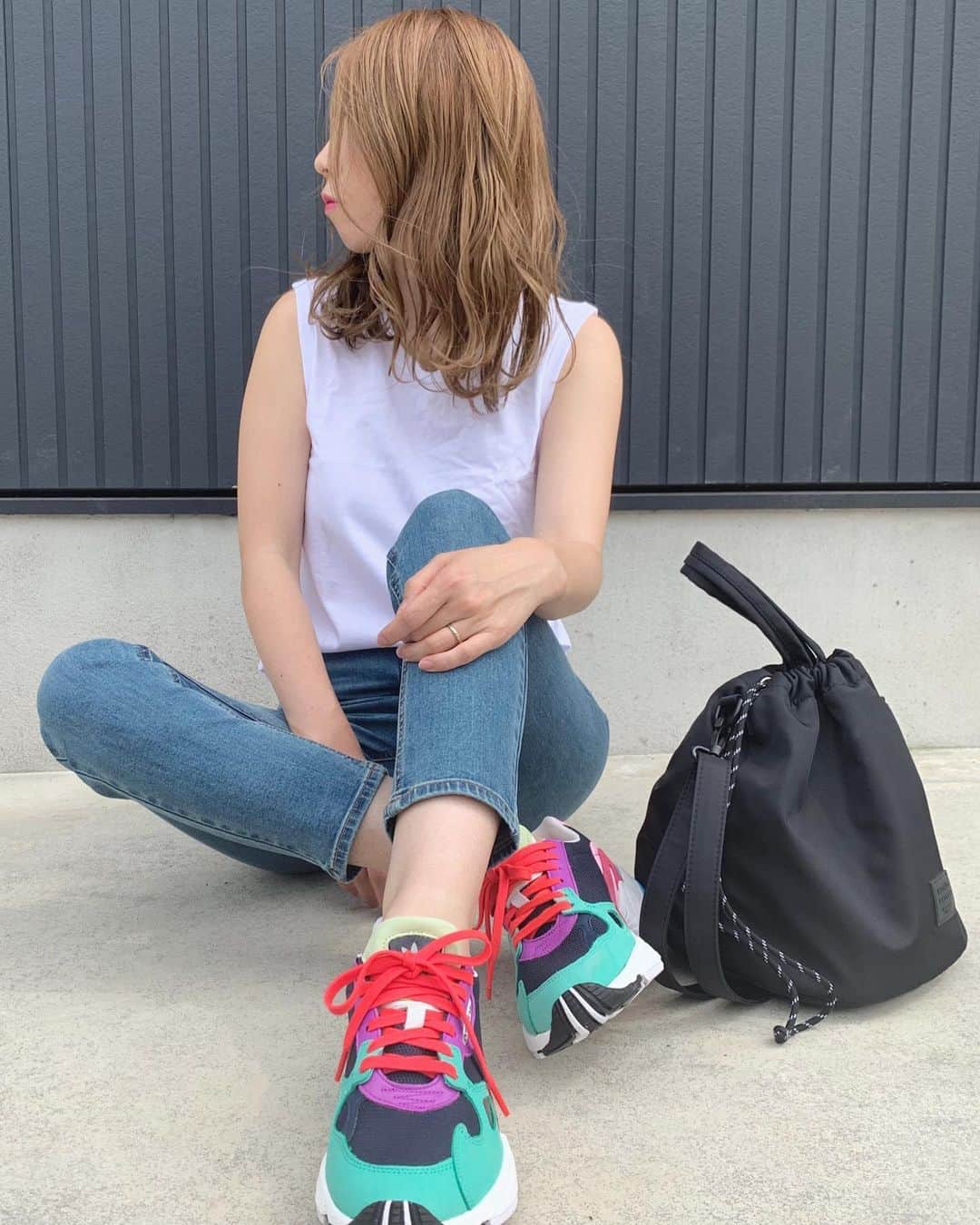 ryuu79hinaのインスタグラム：「#outfit ・ ・ 早速履いてみた～👟 タンク✕デニム❤️ #きのコ ・ ・ 今日はこれからTM⚽️ 5チーム位来るから人凄そう！ 初の臨時当番もあるし母も頑張るよ✊ ・ ・ ━━━━━━━━━━━━━━━」