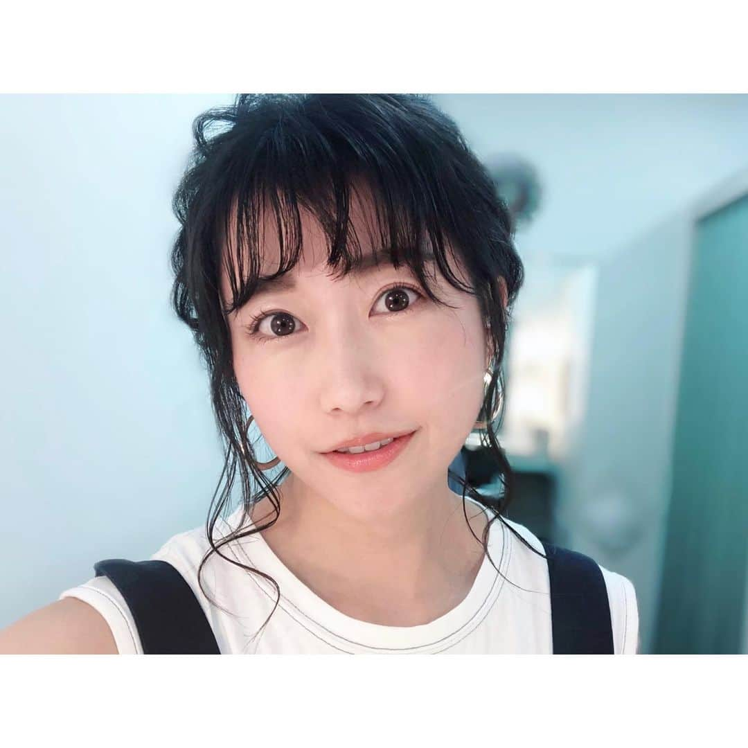 津田麻莉奈さんのインスタグラム写真 - (津田麻莉奈Instagram)「#おはよーちゃん 昨日のオレンジ&ブラウンメイクが気に入って、 化粧品を買いに行きたい朝です☺️🧡 写真2枚目に記録用に品番メモしました💄 ⁑ 今日は、多分一ヶ月ぶりくらいの丸一日オフー😆 ゆーっくり過ごしながらぼちぼち馬券買うとするかな。 昨日はマルカソレイユの単勝のおかげでしっかりプラスで終えられました😭 ⁑ 今日も当てて化粧品買いに行こう✊笑 お仕事の皆さんも、休日の皆さんも、良い一日になりますように✨✨✨ ⁑ #gm #おはよう #オレンジメイク #オレンジブラウンメイク #本日のメイク #本日のメイクアイテム  #美容 #メイク #メイクアップ  #ヘアメイク #化粧品 #お化粧 #コスメ #コスメマニア  #コスメ好き #美容オタク  #Celvoke #THREE #CHANEL #cosmetics #cosme  #selfie #makeup #make #まりなる #津田麻莉奈」7月21日 10時21分 - tsudamarinal