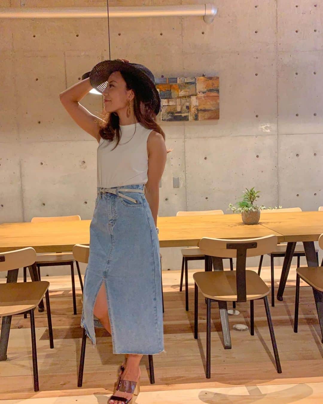 長嶺菜菜子のインスタグラム：「﻿ ﻿ やはり私は﻿ 帽子とタイトスカートが好きみたいだ😚🙌💕﻿ ﻿ ﻿ スカートさ﻿ スリットが前にも後ろにも入ってて﻿ めっちゃ好きヾ(*･∀︎･*)ﾉﾞ﻿ ﻿ ﻿ いやらしくなくて﻿ けど女性らしくて💃﻿ ﻿ ﻿ Hat ... @ferrucciovecchi_hats  Skirt ... @rurume_official ﻿ ﻿ ﻿ ★------------------------------------------------☆﻿ #沖縄人 #うちなんちゅ﻿ #夏コーデ #コーディネート﻿ #帽子好き #ハット﻿ #タイトスカート #スリット﻿ #ruru﻿ #ferrucciovecchihat」