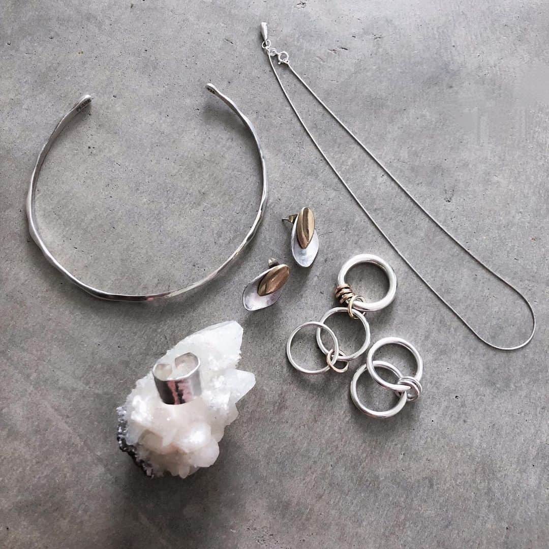 のインスタグラム：「Summer accessories.﻿ #myfav #myfavorite #silver #pluie #spinellikilcollin﻿ ・﻿ ・﻿ ・﻿ ﻿ 最近のお気に入り☀︎﻿ ﻿ 友達の友達が作っていると聞いた﻿ @r_grun はお初で購入。﻿ ﻿ @spinellikilcollin は﻿ 3連と2連をミックス𓁿𓁿 ˒˒﻿ ﻿ @pluiehair は今更だけど可愛い...笑 ﻿ ﻿ ・﻿ ・ ﻿ ・﻿ #シルバーアクセサリー ﻿ #プリュイ ﻿ #grunアクセサリー ﻿ #スピネリキルコリン」