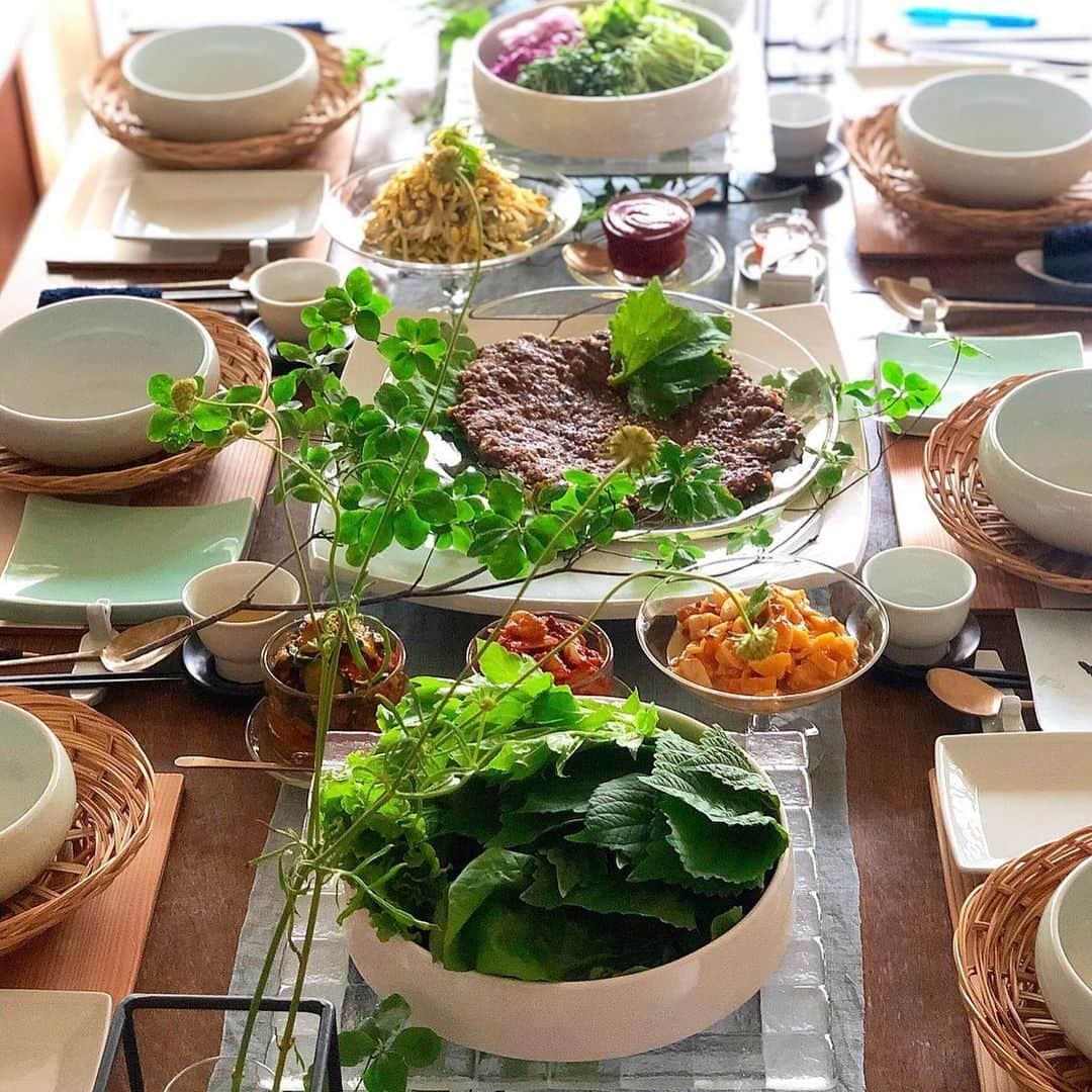 内山理名さんのインスタグラム写真 - (内山理名Instagram)「👩🏻‍🍳🌿 ・ ✔︎汁なしプルコギ ✔︎ホヤプルコギ メインの韓国料理教室。 今が旬のホヤを使って塩辛も。 よい香りが部屋中に充満し 美味しくてずっとニコニコ。 忘れないうちに早速帰ってから2品復習。 テーブルコーディネートも参考になりました♥️ ・ #koreanfood」7月21日 10時25分 - rinauchiyama_official