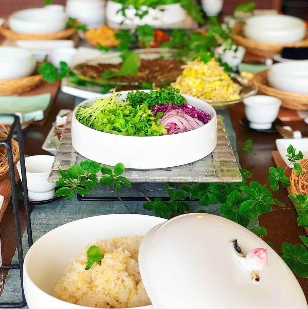 内山理名さんのインスタグラム写真 - (内山理名Instagram)「👩🏻‍🍳🌿 ・ ✔︎汁なしプルコギ ✔︎ホヤプルコギ メインの韓国料理教室。 今が旬のホヤを使って塩辛も。 よい香りが部屋中に充満し 美味しくてずっとニコニコ。 忘れないうちに早速帰ってから2品復習。 テーブルコーディネートも参考になりました♥️ ・ #koreanfood」7月21日 10時25分 - rinauchiyama_official