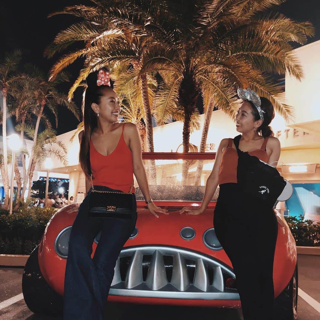 のインスタグラム：「Love sis👩‍❤️‍👩💘💜🌴🚘 . #Disney#disneyland#TDL#東京ディズニーランド #ディズニーランド#sister」