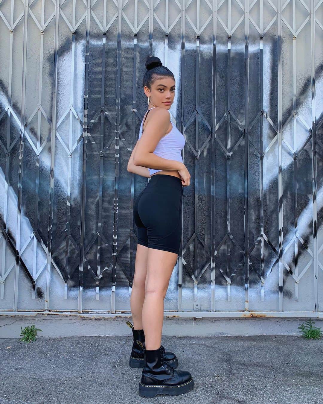 ケルシーのインスタグラム：「heyyy how y’all doin! shorts from @revolve」