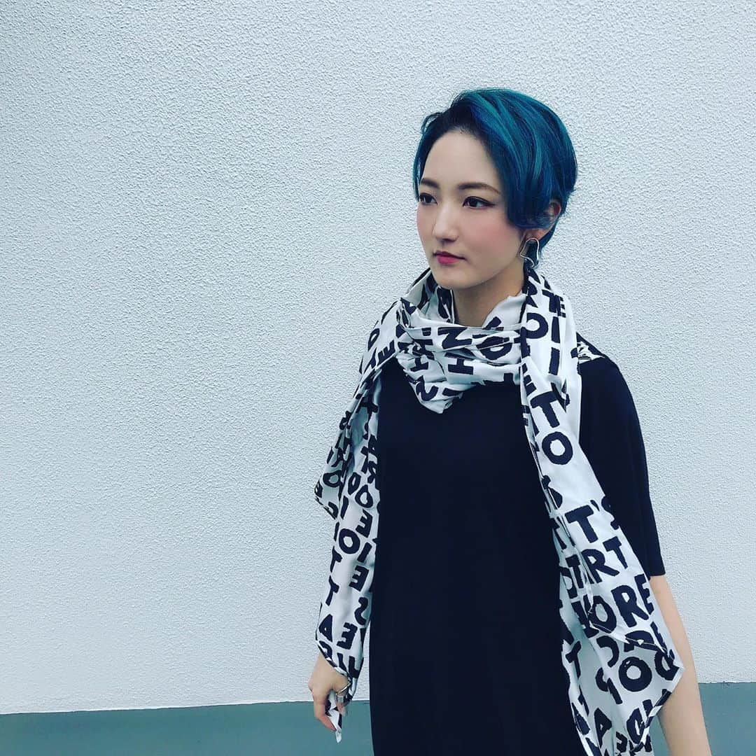 花野じゅりあさんのインスタグラム写真 - (花野じゅりあInstagram)「. モノトーンさん。 . . . . . #モノトーンコーデ #ショートヘア にしてから #スカート #しっくりこなくて #毎日 #パンツスタイル #まぁいいか」7月21日 10時31分 - julia.hanano