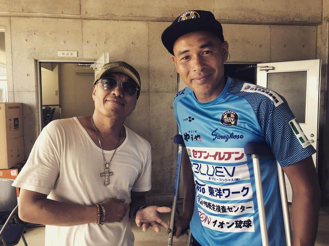 HI-Dさんのインスタグラム写真 - (HI-DInstagram)「沖縄inしました。サウンドチェックも済んで会場入りされたレジェンドJリーガー高原直泰さんと一枚。 #沖縄SV #okinawa #高原直泰 #soccer #football」7月21日 10時46分 - hid_hideo_jp_suomi