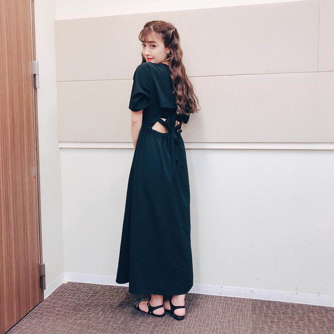 のインスタグラム：「halo♥︎﻿ 本日は札幌イベント◟⌣̈⃝◞﻿ こちら27°☀︎ とっても良い天気です🍦﻿ ﻿ ①【日時】2019年7月21日(日)﻿ 13:00～(12:45 集合)﻿ 【場所】HMV札幌ステラプレイス 店内イベントスペース﻿ 【内容】ミニライブ＆特典会﻿ ※ミニライブは観覧フリーです🌼﻿ 【対象店舗・お問い合わせ】HMV札幌ステラプレイス 011-219-5005 ﻿ ※イベント当日、12:00～HMV札幌ステラプレイスレジにて上記対象商品をご購入していただいたお客様に、先着で「整理番号付き優先エリア入場券」と「特典券」を配布いたします🎟﻿ ﻿ ②【日時】2019年7月21日(日)17:00～﻿ (16:45 集合)﻿ 【場所】タワーレコード札幌ピヴォ店 店内イベントスペース﻿ 【内容】ミニライブ＆特典会﻿ ※ミニライブは観覧フリーです🌼﻿ 【対象店舗・お問い合わせ】タワーレコード札幌ピヴォ店 011-241-3851﻿ ※イベント当日、16:00～タワーレコード札幌ピヴォ店レジにて上記対象商品をご購入していただいたお客様に、先着で「整理番号付き優先エリア入場券」と「特典券」を配布いたします🎟﻿ ﻿ ﻿  札幌にお住いの皆さん急遽の参加大歓迎です💓﻿ みんなに会えるの楽しみにしてます🌷﻿ ﻿ ﻿ #みやフク﻿ @_krm_official  背中のデザインがとても可愛くてお気に入りのワンピース♥︎﻿ リボンになっててチラッと肌見せなところが可愛い♡♡♡」