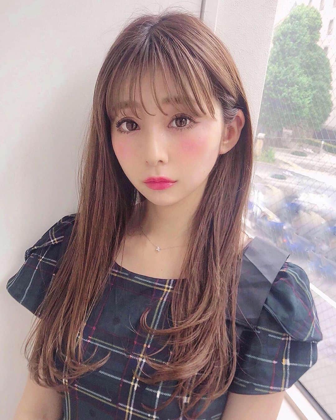 のインスタグラム：「❤︎ . スギ薬局で販売の 新ハニーチェ🐝🍯.＊ . 頂いたので早速使ってみる！ . パワーアップして登場💞 はちみつ成分たっぷり 補修・保湿効果 高密着処方ヘアダメージ予防 他にも沢山パワーアップ⤴️⤴️ . ロングヘアだから ダメージケアが強みなのは すっごく助かる！！ . パッケージも可愛いから プーさんのイヤハと 並べちゃった〜🥺💞 . . @honeyce8 #ハニーチェ#ほめられシャンプー#はちみつシャンプー#スギ薬局 #ストレートヘア #ナチュラルヘア #さらさらヘアー #はちみつ #プーさん #イヤーハット #さらさら #pr」