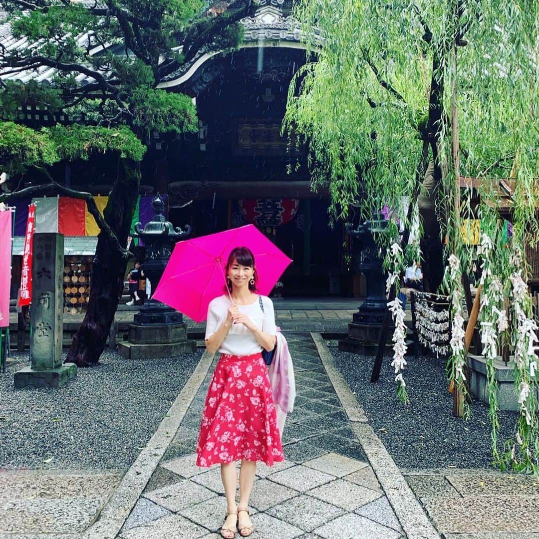 のインスタグラム：「仕事の合間に京都散策。 いけばなの発祥の地 六角堂を参拝。 雨が似合う静かな御寺 しっとりした柳と白鳥が美しい。 #京都散策#京都観光#一目惚れの宝物」